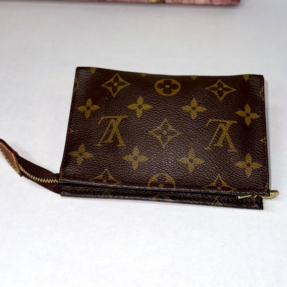 Louis Vuitton Monogram Cosmetics Pouch - Picture 7 of 10